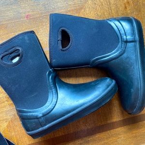 UGG rain boots size 4 (J )